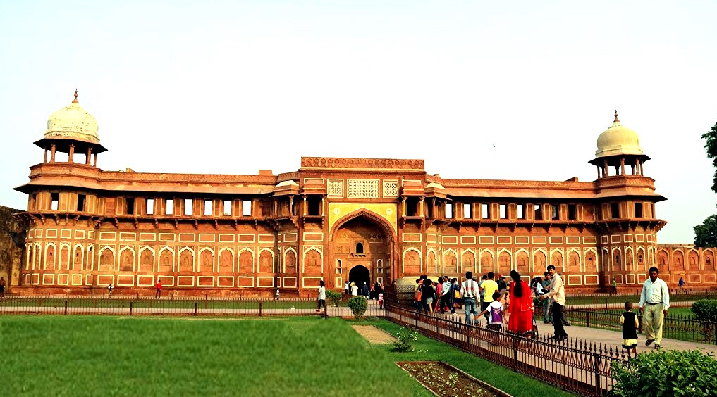 826 Agra fort rouge