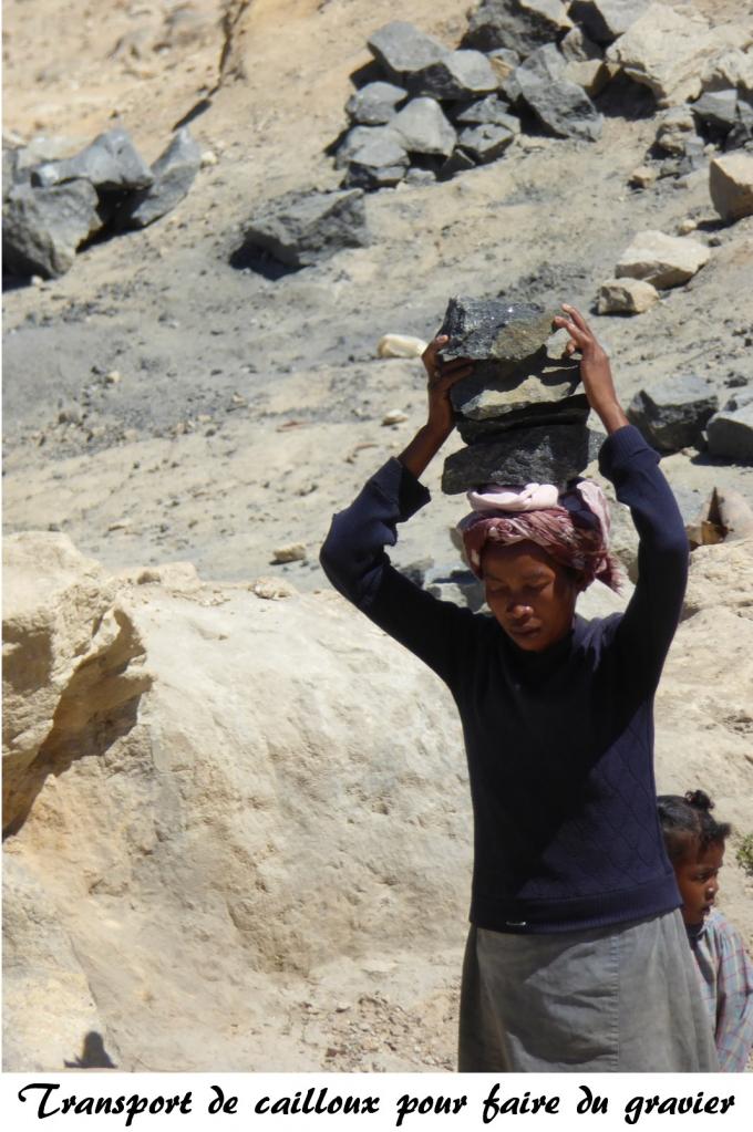 femme transportant des cailloux afin de faire du gravier