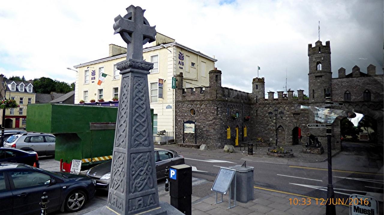 P1000194Macroom place -croix celtique et facade du chateau