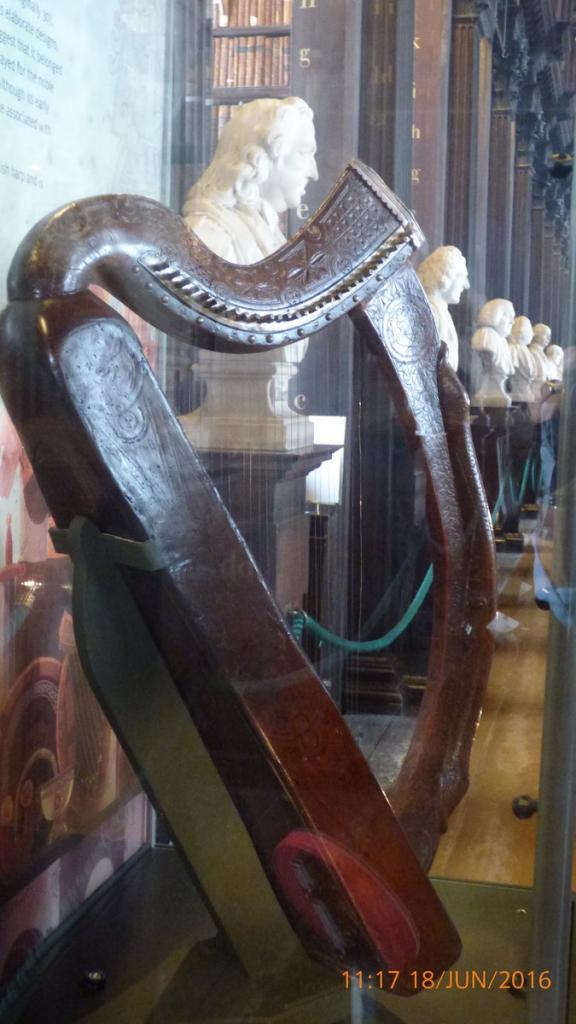 P1010411Dublin -Vieille Harpe dans la bibliothèque